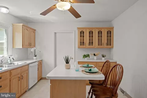 Kitchen - 2034 Robindale Ave, Lancaster, PA 17601 photo 5 of 6