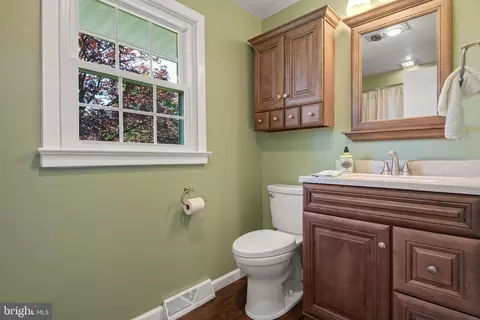 Bath - 2034 Robindale Ave, Lancaster, PA 17601 photo 2 of 3