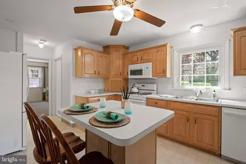 Kitchen - 2034 Robindale Ave, Lancaster, PA 17601 photo 2 of 6