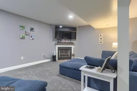 Living - 6 Edgewood Dr, Lititz, PA 17543 photo 4 of 5