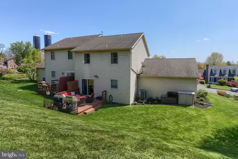 Exterior - 6 Edgewood Dr, Lititz, PA 17543 photo 10 of 11