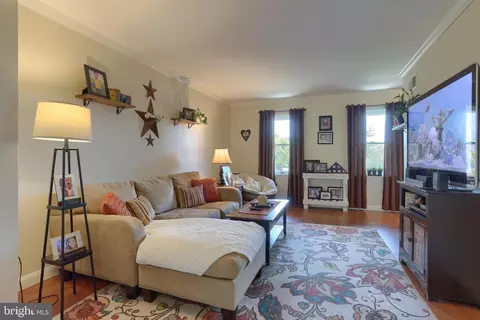 Living - 6 Edgewood Dr, Lititz, PA 17543 photo 2 of 5