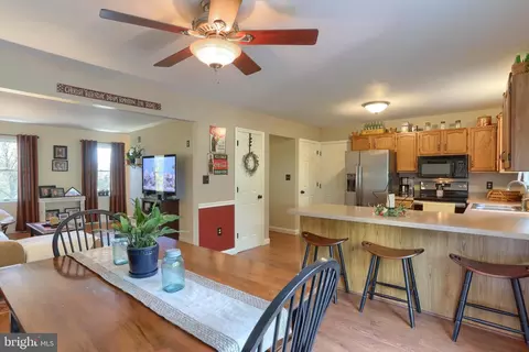 Dining - 6 Edgewood Dr, Lititz, PA 17543 photo 2 of 2