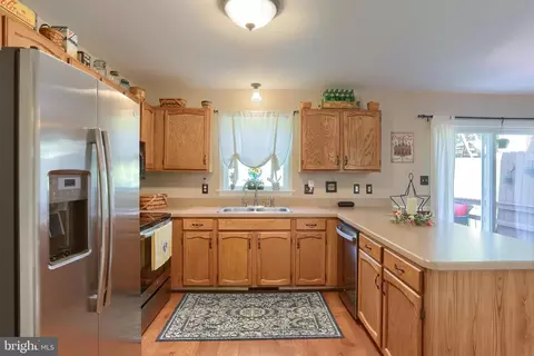 Kitchen - 6 Edgewood Dr, Lititz, PA 17543 photo 4 of 5