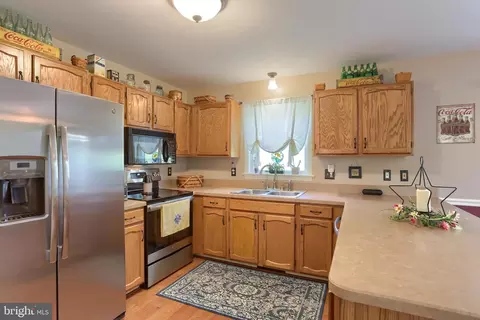 Kitchen - 6 Edgewood Dr, Lititz, PA 17543 photo 3 of 5
