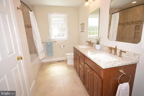Bath - 12 Sensenich Dr, Lititz, PA 17543 photo 2 of 3