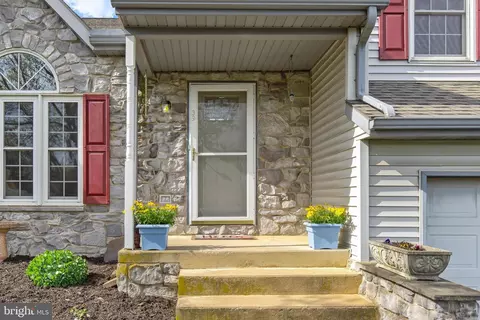 Exterior - 39 Pebble Creek Dr, Lititz, PA 17543 photo 2 of 10