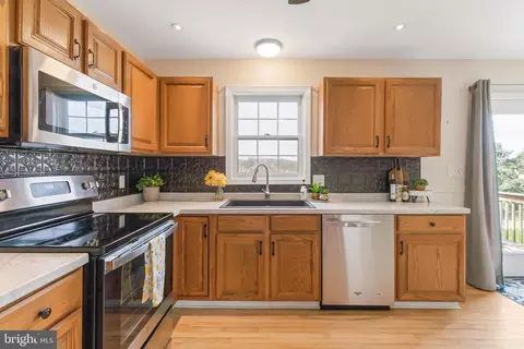 Kitchen - 39 Pebble Creek Dr, Lititz, PA 17543 photo 2 of 3