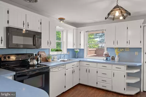 Kitchen - 108 Snavely Mill Rd, Lititz, PA 17543 photo 2 of 7