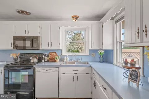 Kitchen - 108 Snavely Mill Rd, Lititz, PA 17543 photo 4 of 7