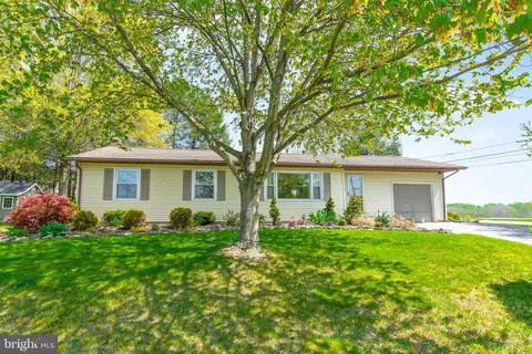 2307 Scenic Dr, Manheim, PA 17545