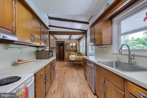 Kitchen - 319 E Oregon Rd, Lititz, PA 17543 photo 4 of 5