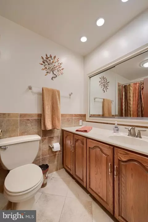 Bath - 319 E Oregon Rd, Lititz, PA 17543 photo 2 of 4