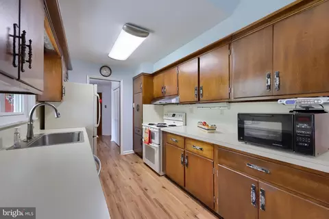 Kitchen - 319 E Oregon Rd, Lititz, PA 17543 photo 3 of 5