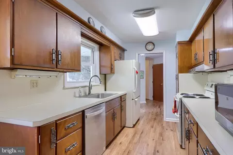 Kitchen - 319 E Oregon Rd, Lititz, PA 17543 photo 2 of 5