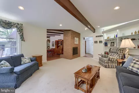 Living - 319 E Oregon Rd, Lititz, PA 17543 photo 4 of 11