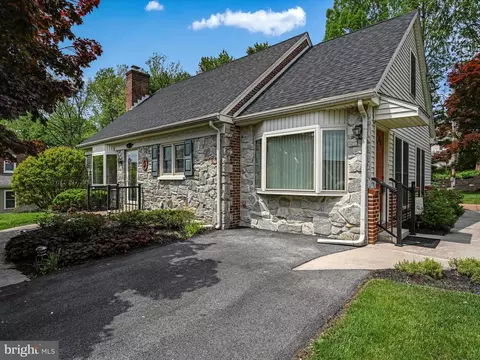 1333 Meadowcreek Ln, Lancaster, PA 17603