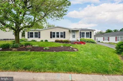 17 Ray Dr, Denver, PA 17517