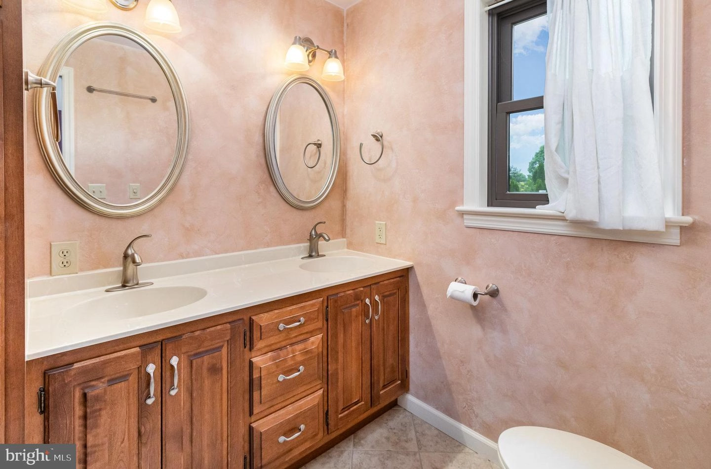 Bath - 656 Quarry Rd, Lititz, PA 17543 photo 2 of 4