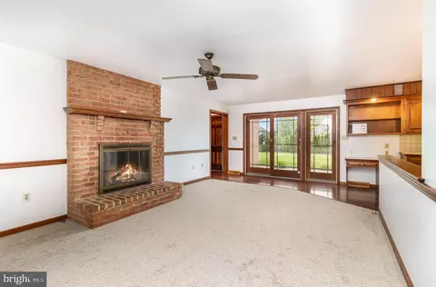 Living - 656 Quarry Rd, Lititz, PA 17543 photo 3 of 4