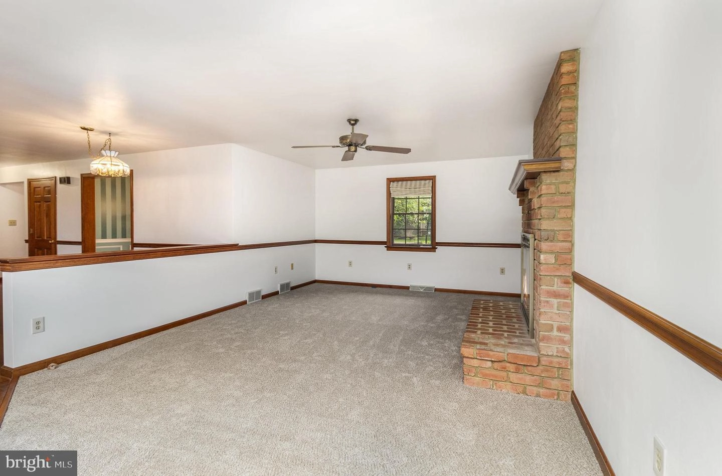 Living - 656 Quarry Rd, Lititz, PA 17543 photo 2 of 4