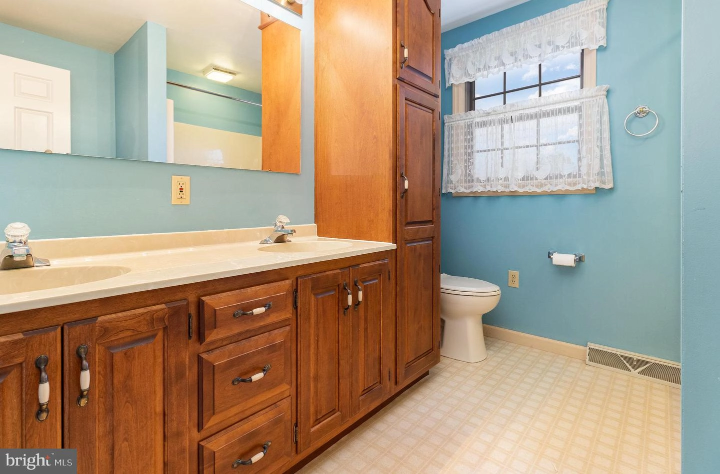 Bath - 656 Quarry Rd, Lititz, PA 17543 photo 4 of 4