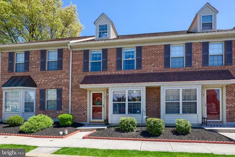 2 Acorn Blvd, Lancaster, PA 17602