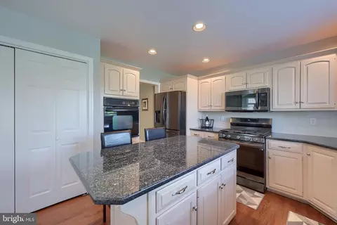 Kitchen - 367 Portland Pl, Lititz, PA 17543 photo 3 of 4