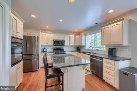 Kitchen - 367 Portland Pl, Lititz, PA 17543 photo 2 of 4
