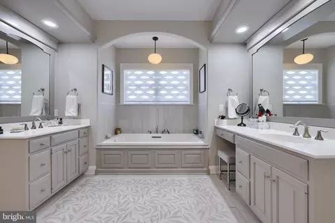 Bath - 663 Goose Neck Dr, Lititz, PA 17543 photo 2 of 7