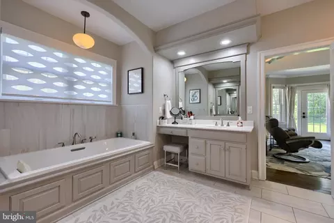 Bath - 663 Goose Neck Dr, Lititz, PA 17543 photo 4 of 7