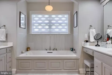 Bath - 663 Goose Neck Dr, Lititz, PA 17543 photo 3 of 7
