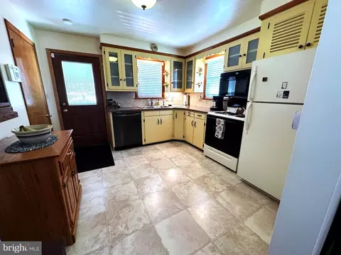 Kitchen - 224 Noble St, Lititz, PA 17543 photo 2 of 4