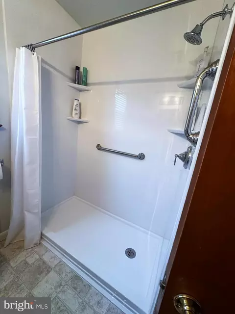 Bath - 224 Noble St, Lititz, PA 17543 photo 1 of 1