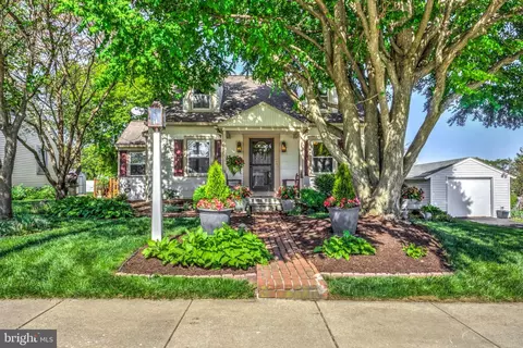 323 S Railroad Ave, New Holland, PA 17557