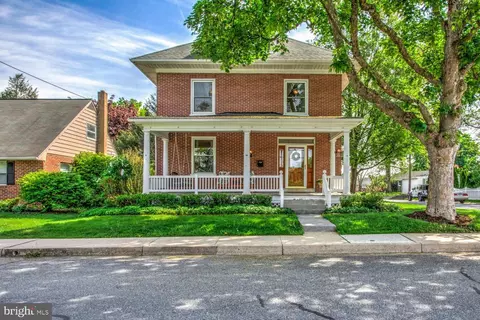 5911 Pine St, East Petersburg, PA 17520