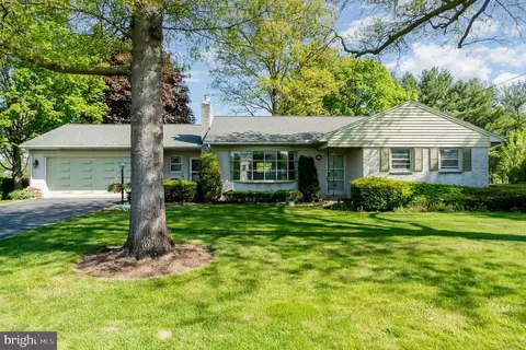 609 W Orange St, Lititz, PA 17543 photo 2