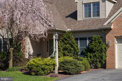 666 Laurel Ave, Lititz, PA 17543 photo 3