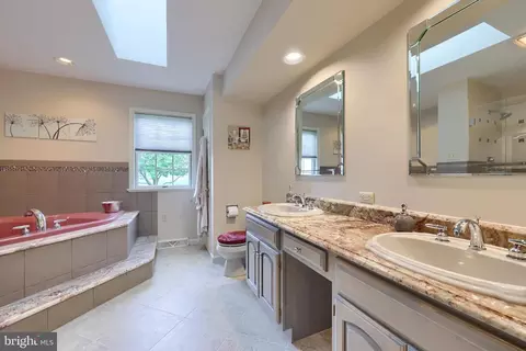 Bath - 622 Woodcrest Ave, Lititz, PA 17543 photo 2 of 3