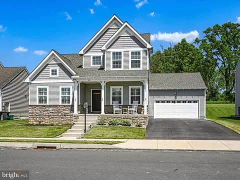 26 Honeysuckle Dr, Marietta, PA 17547