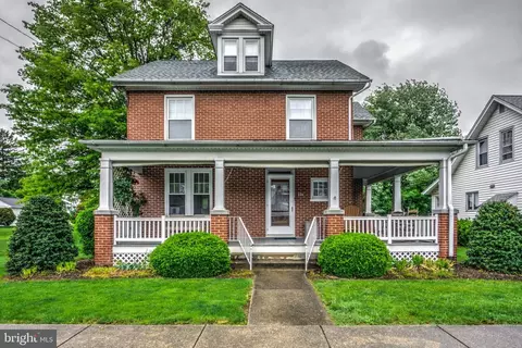 131 W Broad St, New Holland, PA 17557
