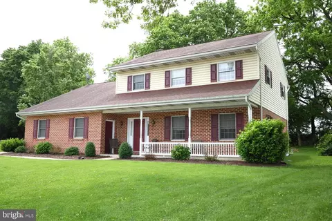 323 Locust Ln, Mount Joy, PA 17552
