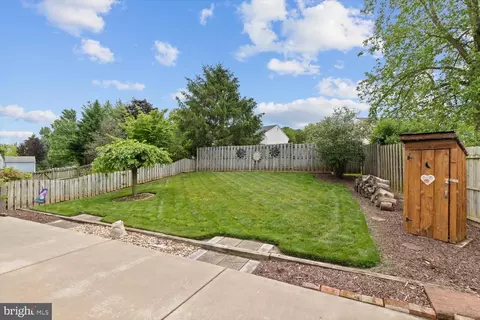 487 Crosswinds Dr, Lititz, PA 17543 photo 2