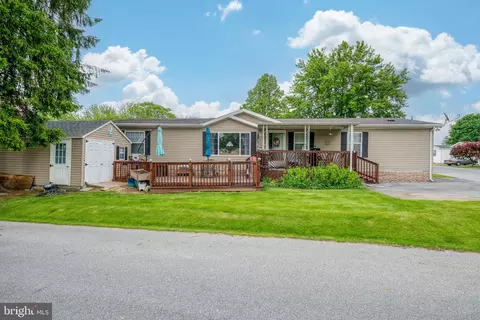 33 S Green Acres Cir, Akron, PA 17501
