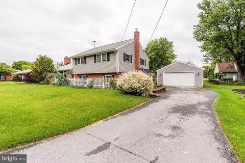 63 Rose Ave, Leola, PA 17540