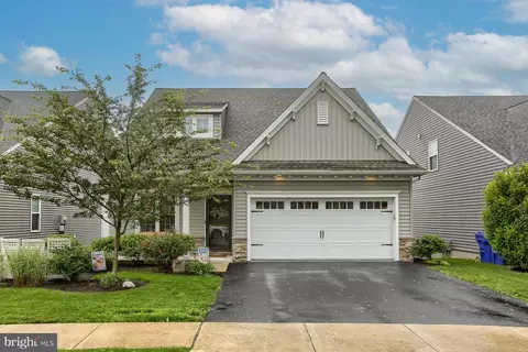 6284 Meadowfield Dr, Mount Joy, PA 17552