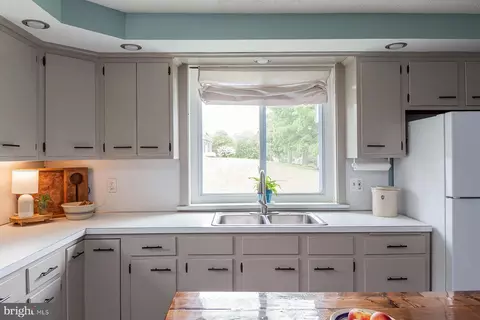 Kitchen - 705 Woodcrest Ave, Lititz, PA 17543 photo 3 of 3