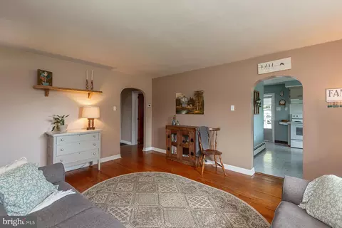 Living - 705 Woodcrest Ave, Lititz, PA 17543 photo 2 of 2