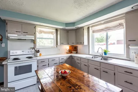 Kitchen - 705 Woodcrest Ave, Lititz, PA 17543 photo 2 of 3