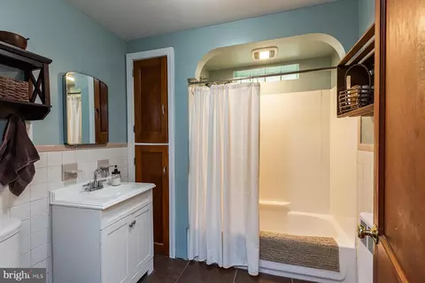 Bath - 705 Woodcrest Ave, Lititz, PA 17543 photo 1 of 1